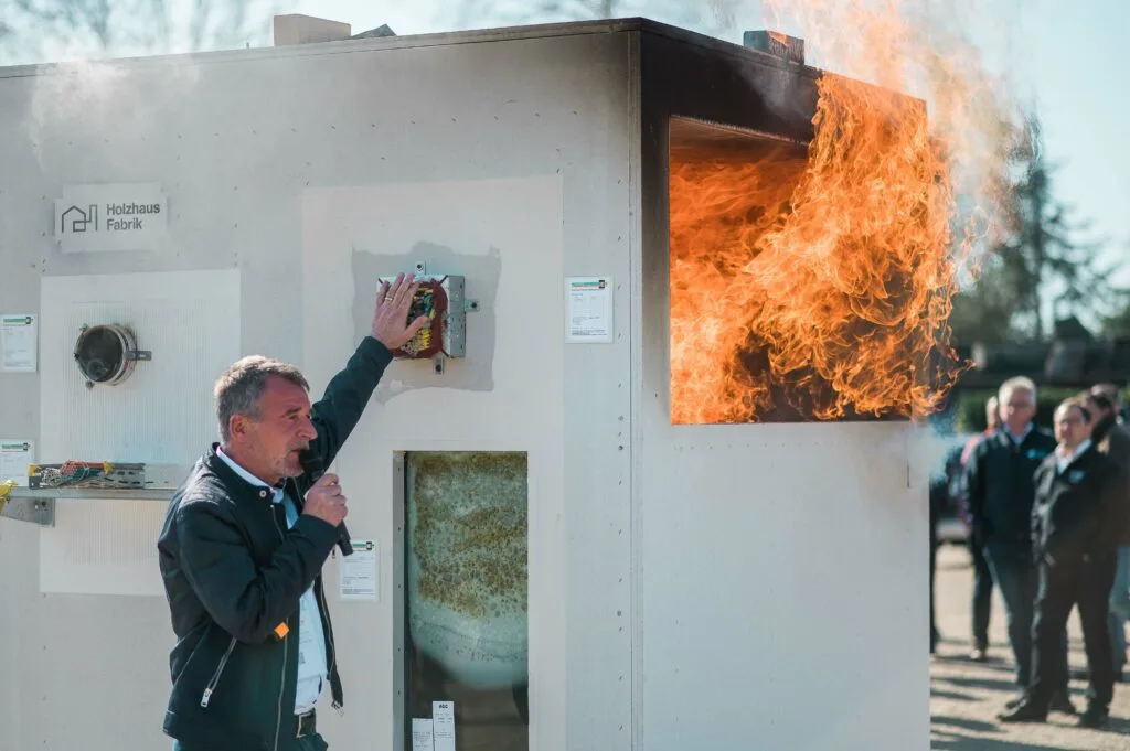 Live Brandversuch, beaufsichtigt von der Werksfeuerwehr des Europapark Rust